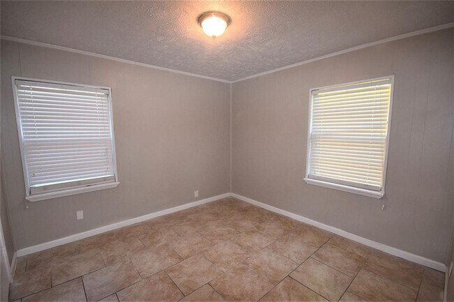 Building Photo - 7402 Sterlingshire St