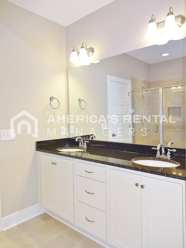 Building Photo - Gorgeous 2 -Story Home for Rent in Lake Cy...