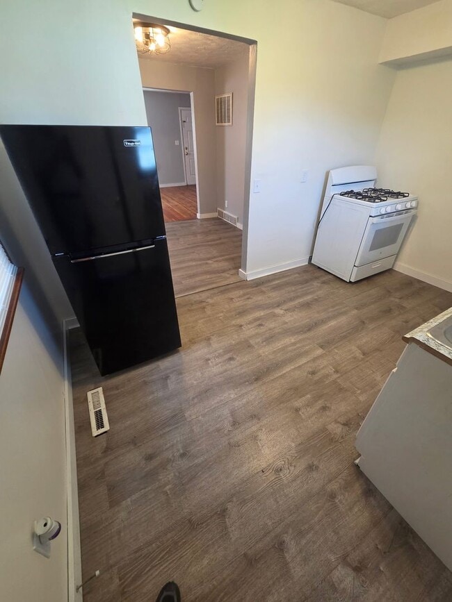 Building Photo - 3 Bedroom Single Family home with garage