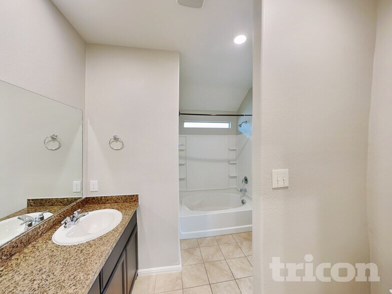 Building Photo - 324 Foxhunter St