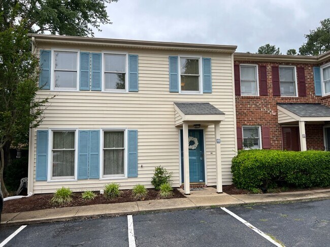 Building Photo - Adorable 3 Bedroom Townhouse w/ 1st Floor Bedroom