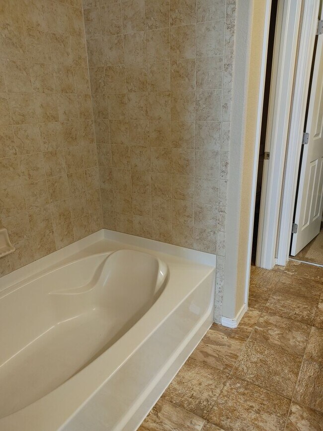 Building Photo - Stylish & Spacious 2BD Townhome in Stetson...