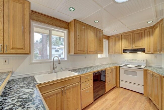 Building Photo - 3 bedroom in Shoreline WA 98133