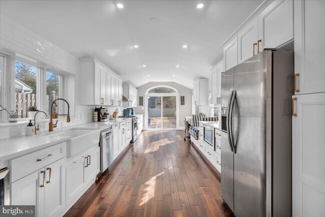 Building Photo - 406 Kings Hwy E