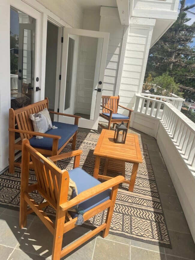 Building Photo - 162 Avenida Florencia