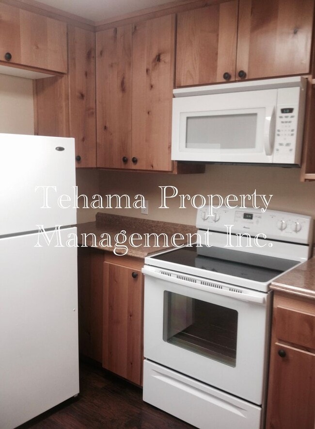 Building Photo - Welcome to this fabulous 3-bedroom, 2-bath home located in the downtown Red Bluff