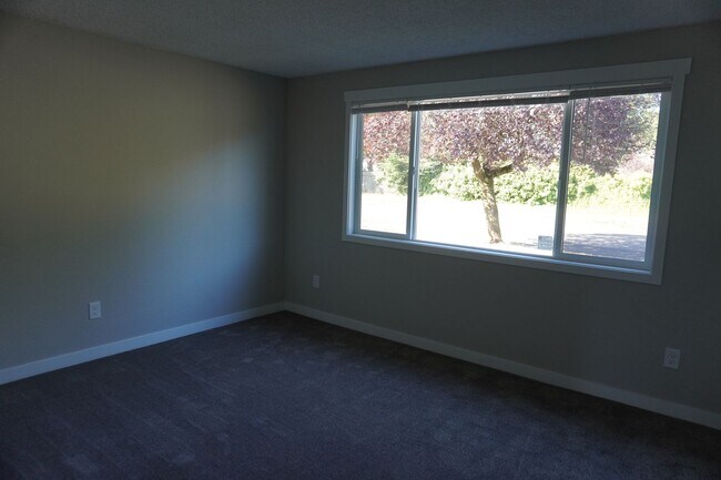 Building Photo - 2909 NE 135th Ave