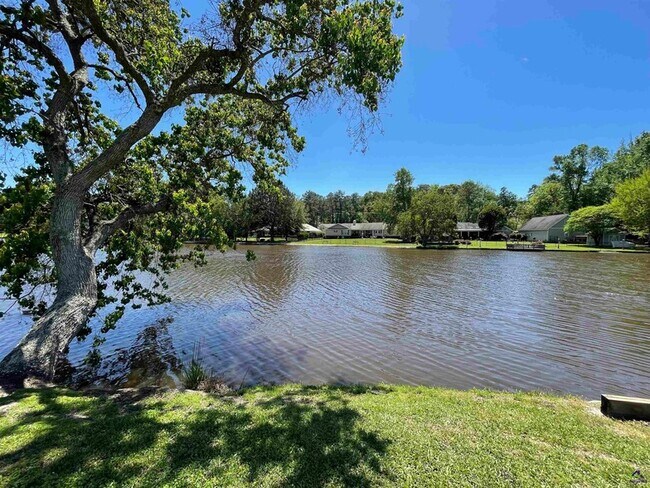 Building Photo - 213 Bayside Dr