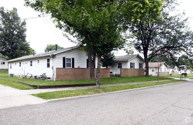 Primary Photo - Cromwell Apartments