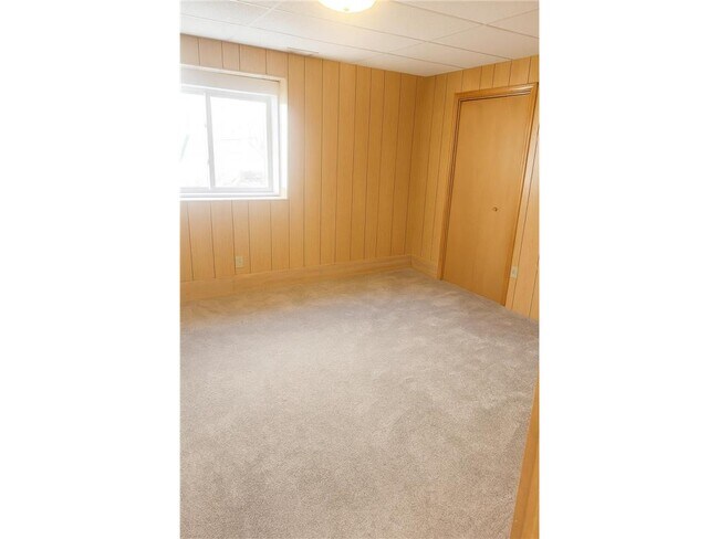 Building Photo - 9 Heights Rd NE