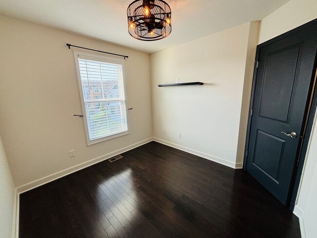 Building Photo - 3-4 Bedroom, 3.5 Bath Townhouse