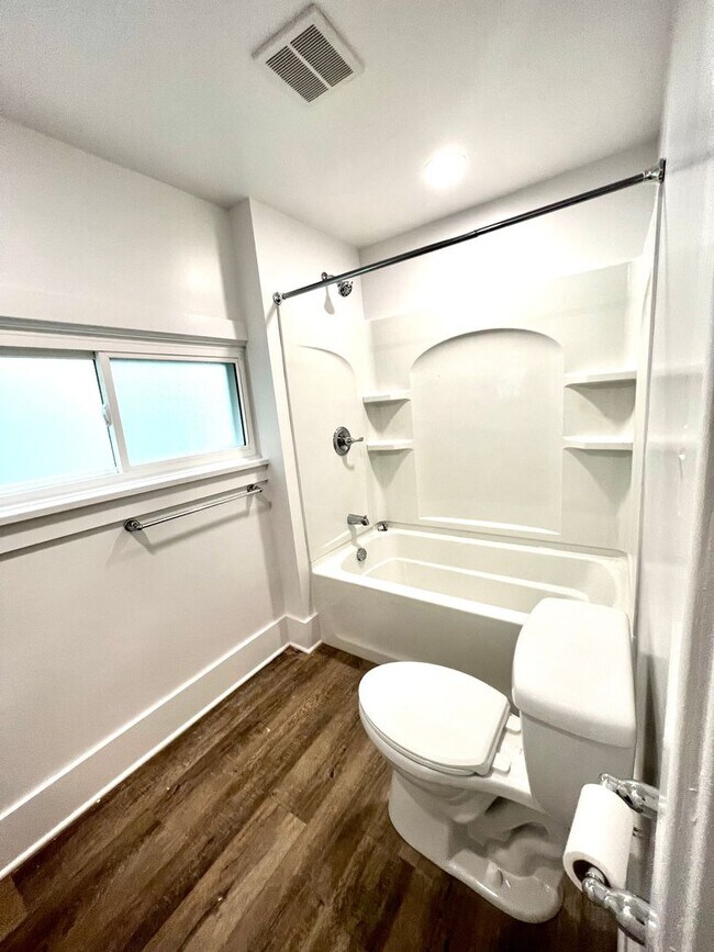 Building Photo - 933 - 320/322 Boggs Avenue