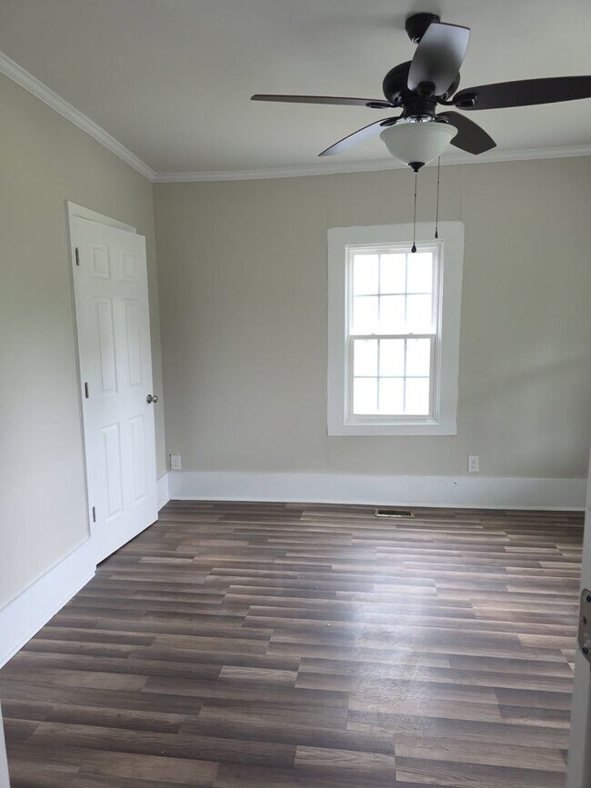 Building Photo - 3 Bedroom 1 bath home in Florence near Down Town Florence