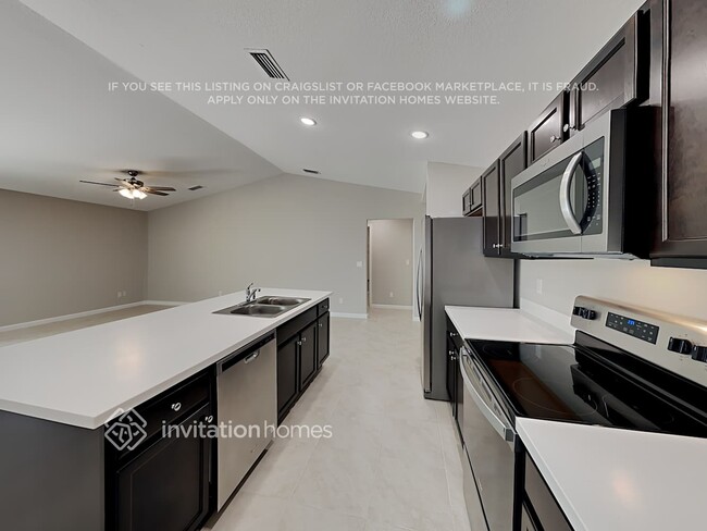 Building Photo - 1762 SW Airoso Blvd