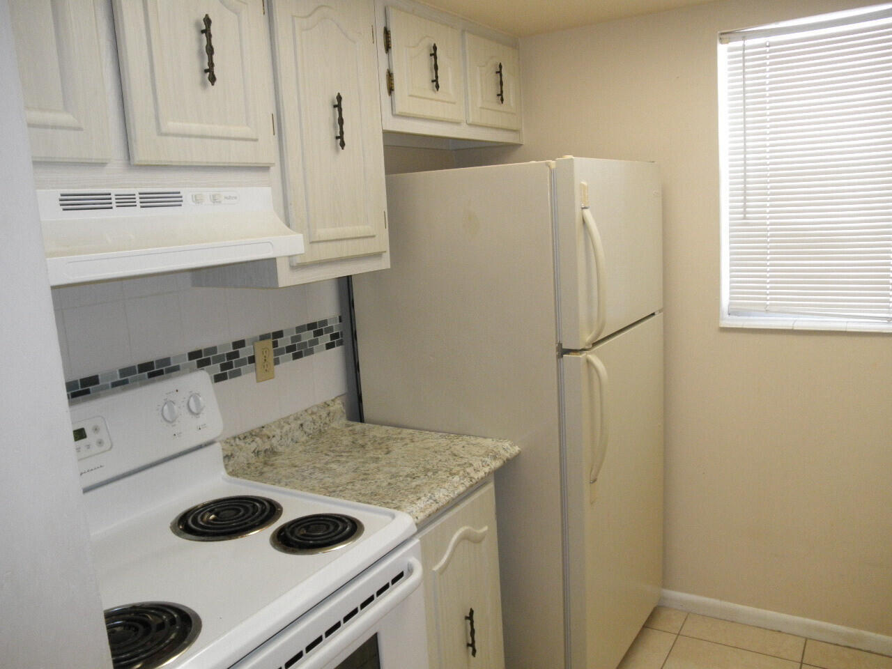 Building Photo - 640 NE 6th Ct