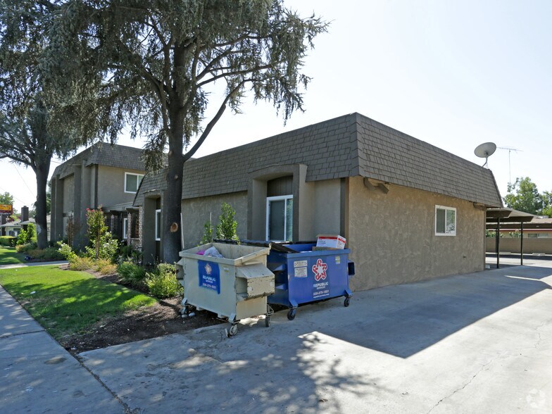 Building Photo - 2325 E Shaw  Ave
