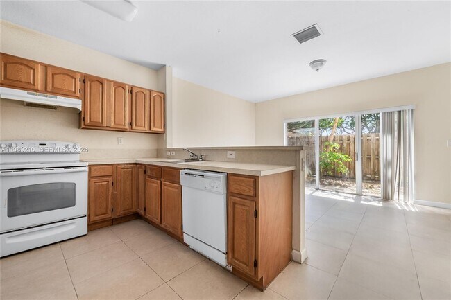 Building Photo - 3360 NE 14th Dr