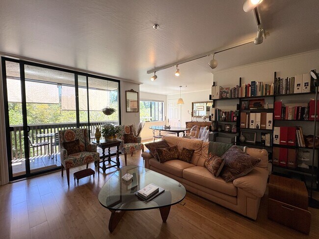 Building Photo - Beautiful 2-Bedroom Corner Condo in Downtown Palo Alto