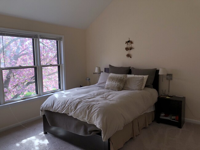 Building Photo - 575 Roslaire Dr