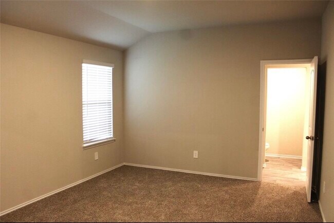 Building Photo - 40643 Creekside Blf Trl