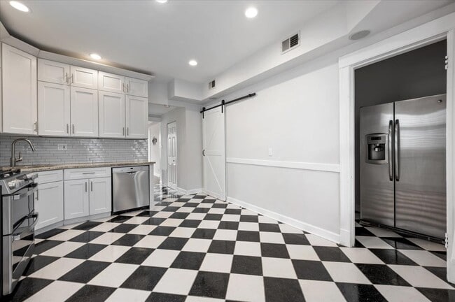 Building Photo - 2939 N Ashland Ave