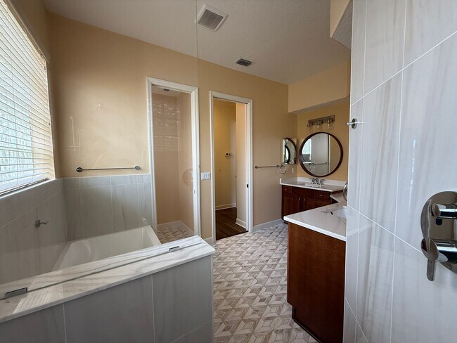 Building Photo - Luxurious 4 Bedroom 3 Bath Lakefront Pool Home W/3-Car Garage