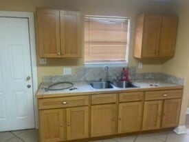 Building Photo - 8701 Dinkins St