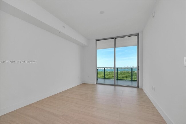 Building Photo - 2411 Laguna Cir