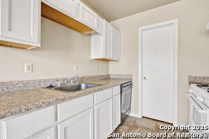 Building Photo - 6711 Spring Hollow St