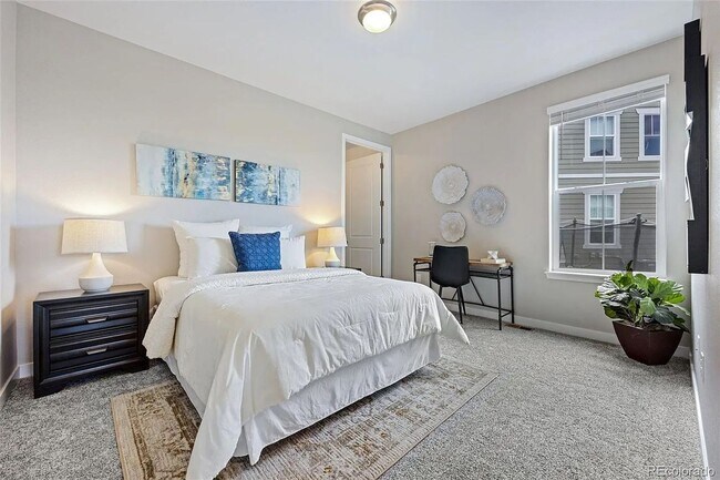 Building Photo - 860 Wildrose Pl