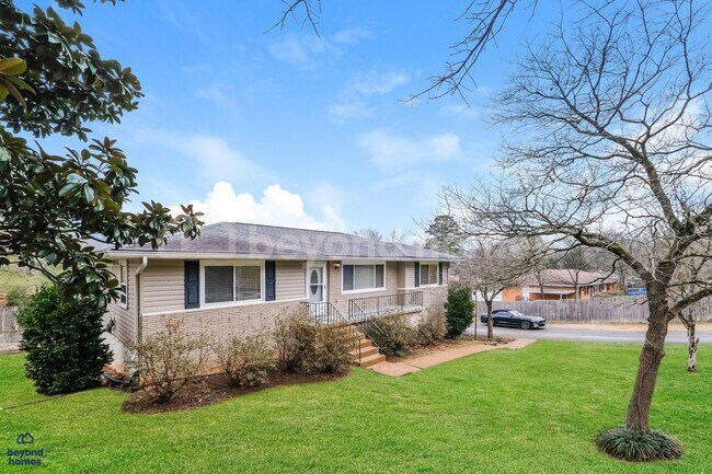 Building Photo - Amazing Move-In Ready 3 BR 3 BA Home - Looking for You!