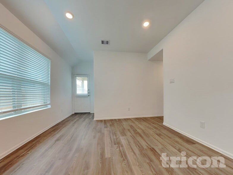 Building Photo - 212 Seven Pnes Dr