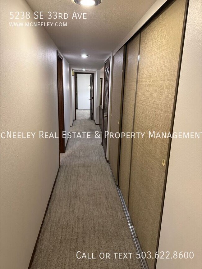 Building Photo - 5238 SE 33rd Ave