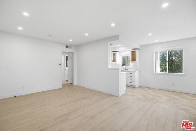 Building Photo - 13025 Moorpark St