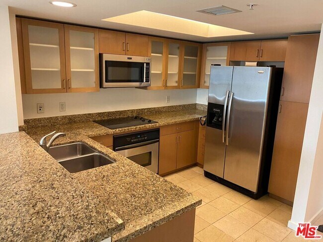 Building Photo - 13700 Marina Pointe Dr