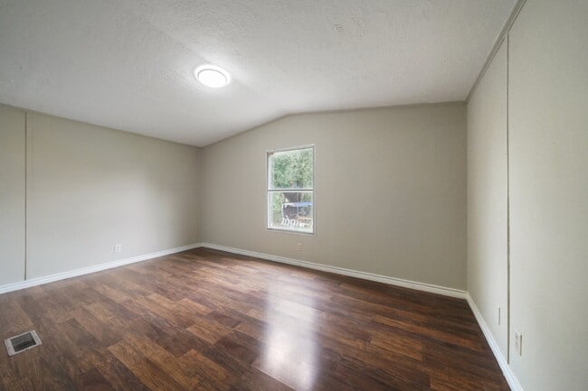 Building Photo - Charming 3-Bed, 2-Bath Retreat on Country Oaks Street, Brazoria!