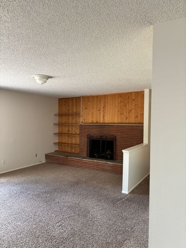 Building Photo - AVAILABLE IMMEDIATELY - LARGE 3 BED/2 BATH...