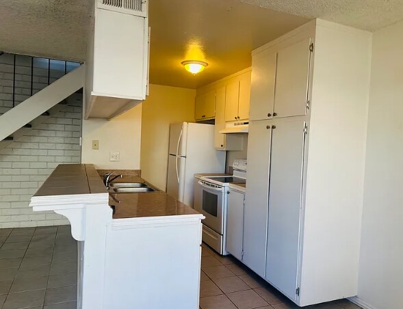 Building Photo - 4425 La Cresta Way