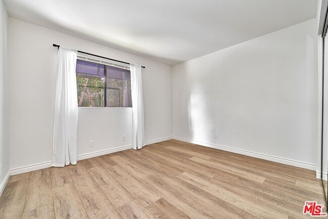 Building Photo - 326 S Manhattan Pl