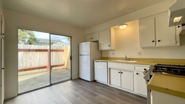 Building Photo - 2 Bedroom Townhouse across from Harloe Ele...