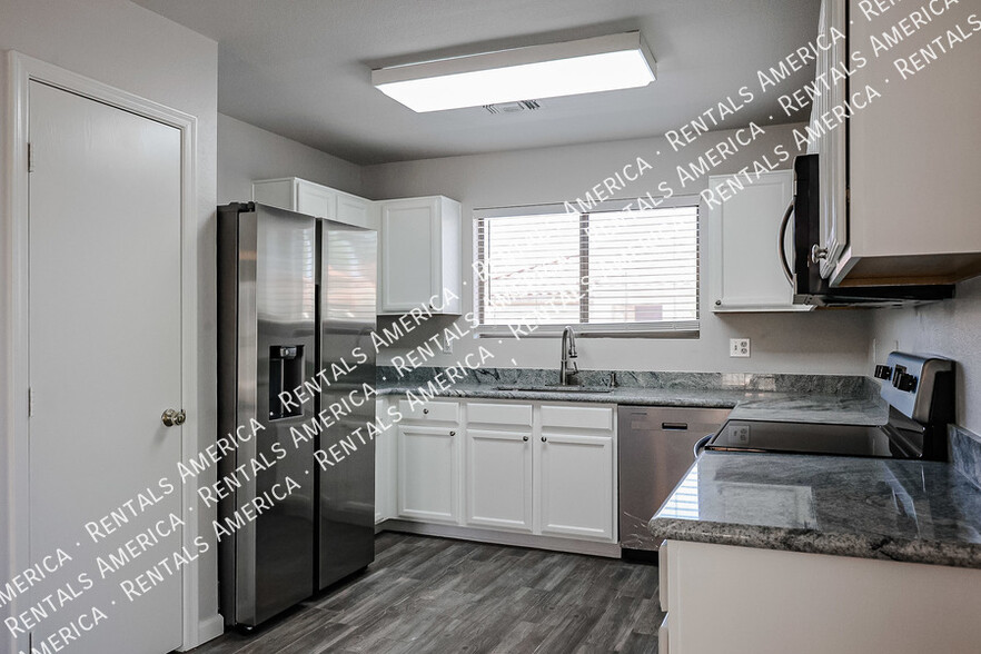 Building Photo - 2305 E Spruce Dr