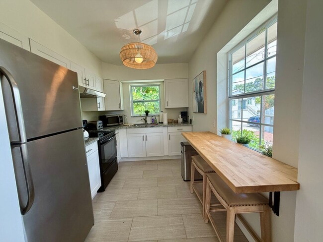 Building Photo - Fully furnished 1/1 Apartment Old NE