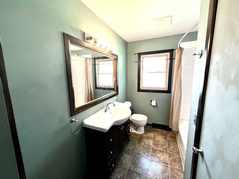 Building Photo - 1160 W Stover St