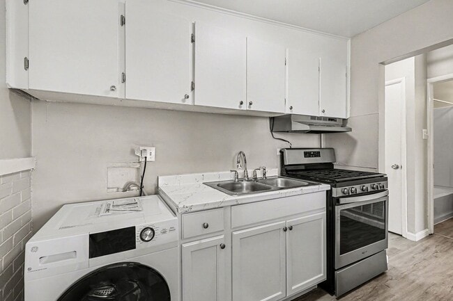 Building Photo - Newly Renovated 2Bed/1Bath Duplex in Park Hill