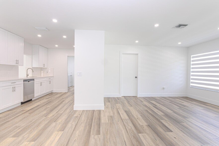 Building Photo - 1717 16th Ct N