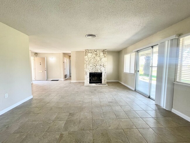 Building Photo - COMING SOON! 2 Bed 2 Bath condo in Palm De...