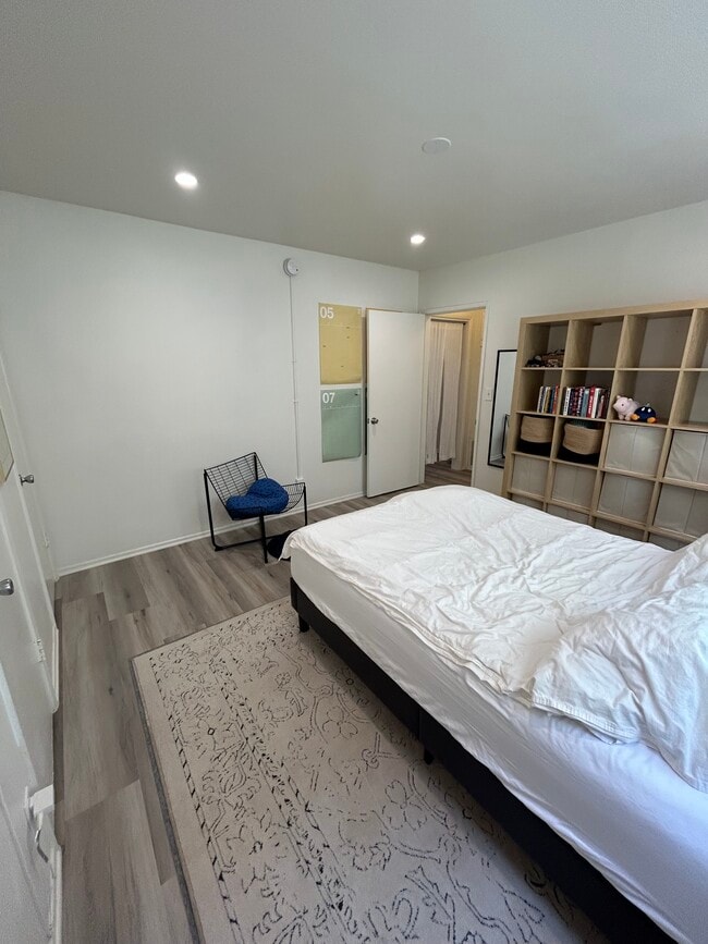 Bedroom - 123 S St Andrews Pl