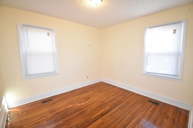 Building Photo - 2 Bedroom and 1 Bath Home (Pets Negotiable)