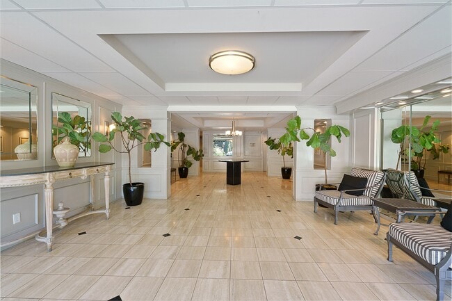 Building Photo - 906 N Doheny Dr