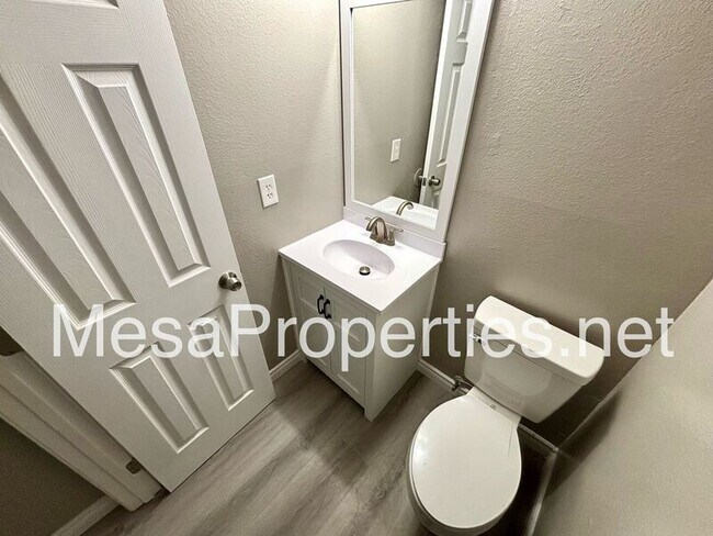 Building Photo - 1749 E Fairfield Ct